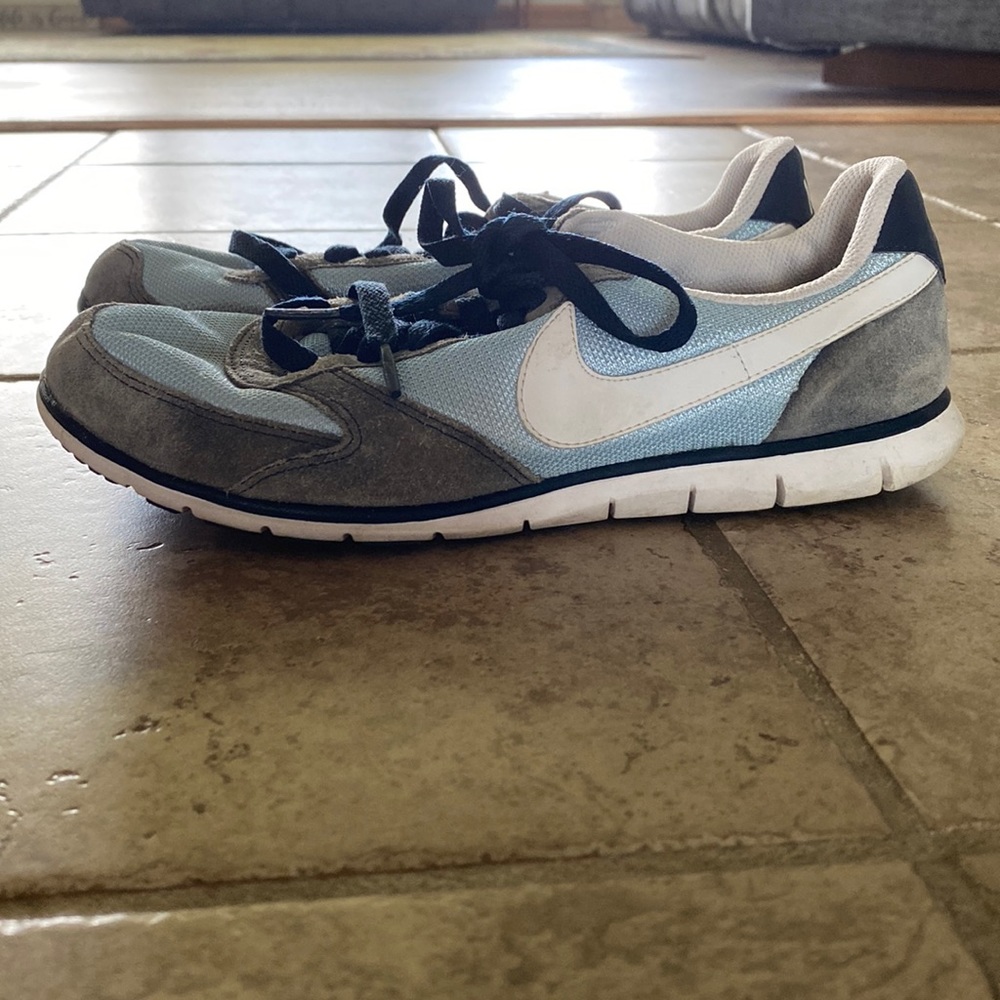 Nike womens 7.5 sneaker
